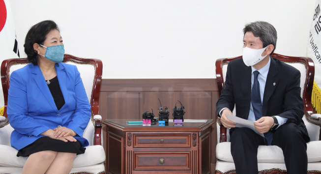 ▲1일 정부서울청사에서 이인영 통일부 장관과 현정은 현대그룹 회장이 만나 면담하고 있다. (연합뉴스)