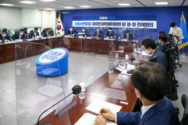 ▲ 더불어민주당 송영길 대표가 2일 국회 의원회관에서 열린 민주당 재정분권특별위원회 당·정·청 전체회의에 참석하고 있다. (연합뉴스)