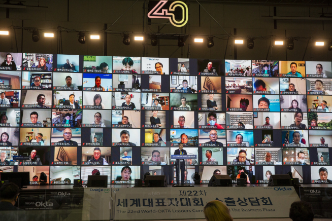 ▲하용하 월드옥타 회장이 폐회사를 하고 있다.