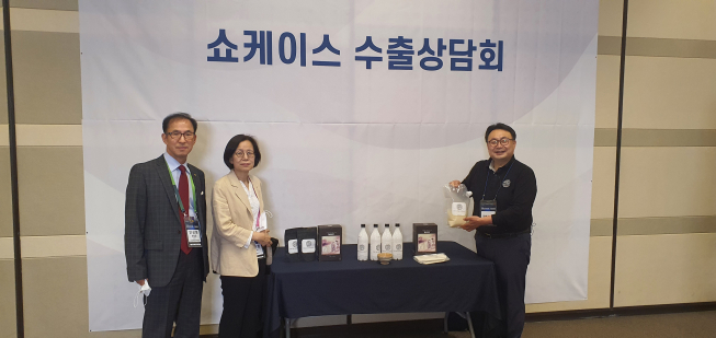 ▲월드옥타 제22차 세계대표자대회 쇼케이스에 참여한 ‘더 막걸리’ 남정윤 대표가 안상현 캐나다 지역 부회장(왼쪽) 기념사진을 촬영하고 있다.