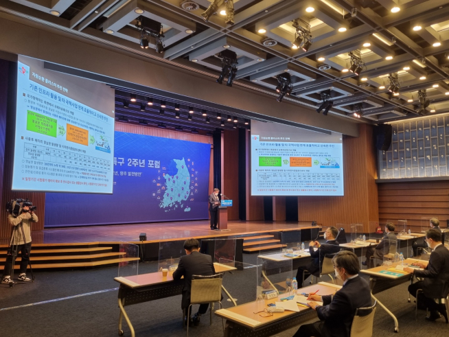 ▲장상길 경북도 과학산업국장이 지난달 20일 대한상공회의소 국제회의장에서 열린 '규제자유특구 시행 2년, 향후 발전방안 포럼'에서 '경북 차세대 배터리 성과'를 발표하고 있다. (뉴시스)