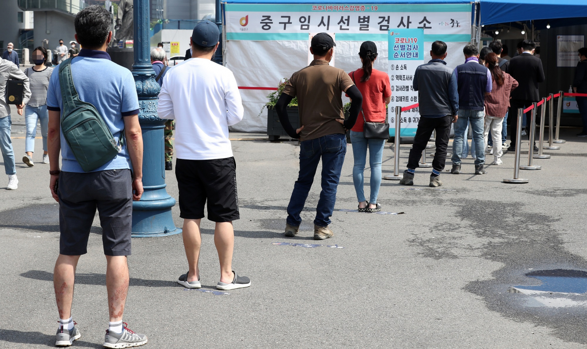 ▲코로나19 신규 확진자가 엿새만에 600명대로 올라선 2일 오전 서울 중구 서울역광장에 마련된 임시선별검사소에서 시민들이 검사를 받기 위해 줄지어 서 있다. (뉴시스)