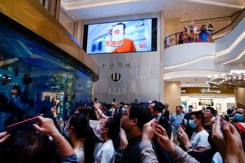 ▲중국 상하이 쇼핑몰 전광판에 지난달 5일(현지시간) 디지털 위안화(e-CNY)가 써 있다. 상하이/로이터연합뉴스
