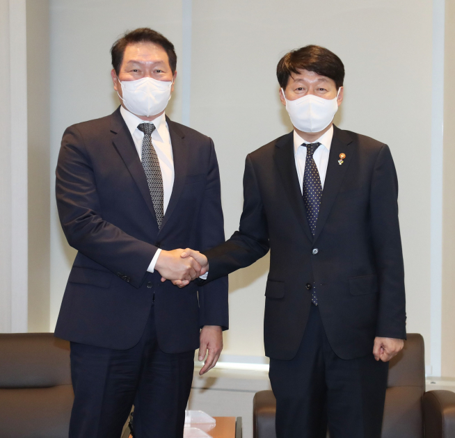 ▲최태원 대한상의 회장(왼쪽)과 안경덕 고용노동부 장관이 2일 서울 중구 상의회관에서 만나 기념촬영을 하고 있다. (사진제공=대한상공회의소)