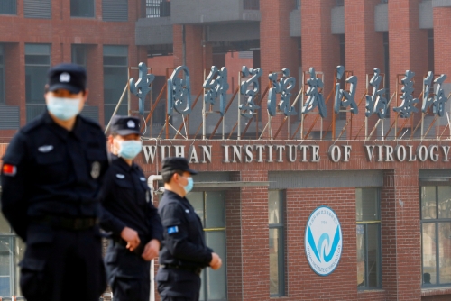 ▲2021년 2월 중국 후베이성 우한바이러스연구소 입구를 경비요원들이 지키고 있다. 우한/로이터연합뉴스
