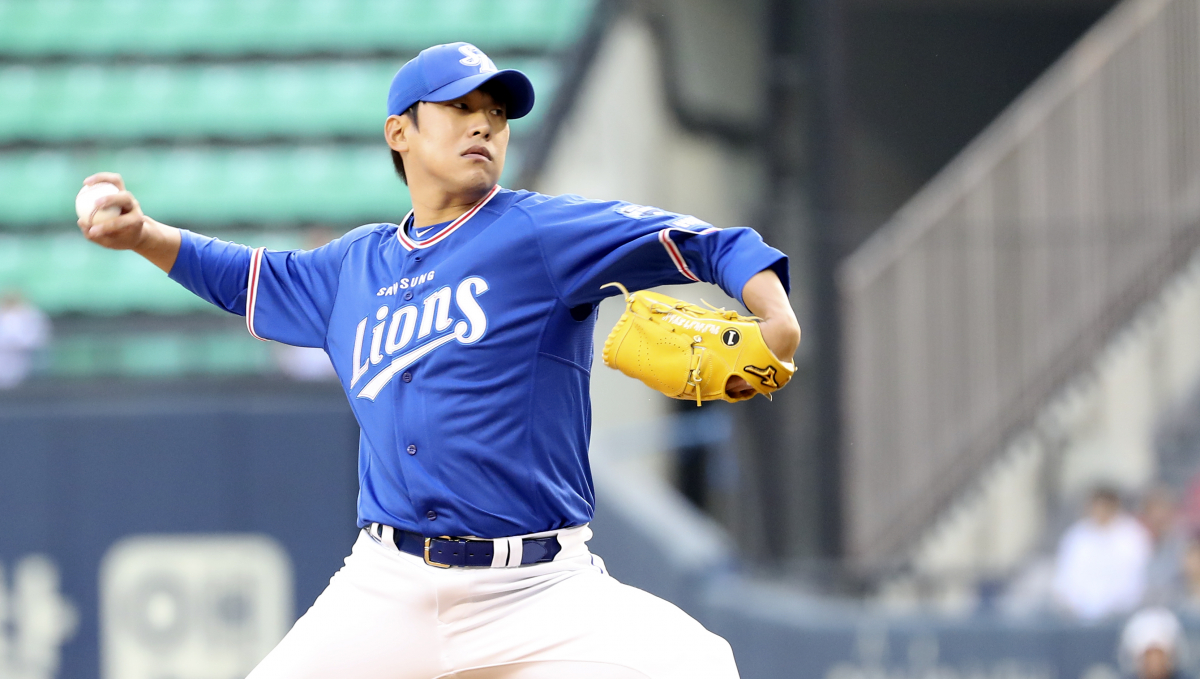 ▲2019년 5월 15일 오후 서울 송파구 잠실야구장에서 열린 2019 KBO리그 삼성 라이온즈와 두산 베어스의 경기에서 윤성환이 역투하고 있다. (뉴시스)