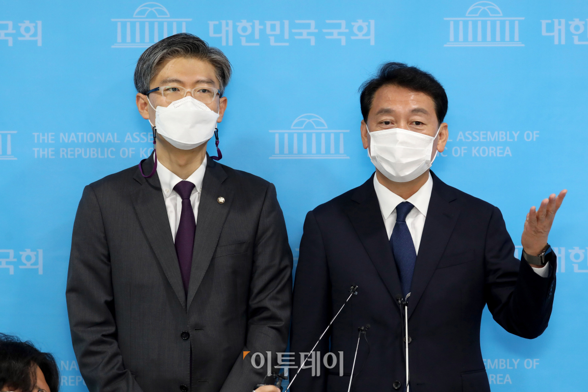 ▲조정훈 시대전환ㆍ이광재 더불어민주당 의원이 3일 국회 소통관에서 기자회견을 열어 질문에 답하고 있다. (신태현 기자 holjjak@)