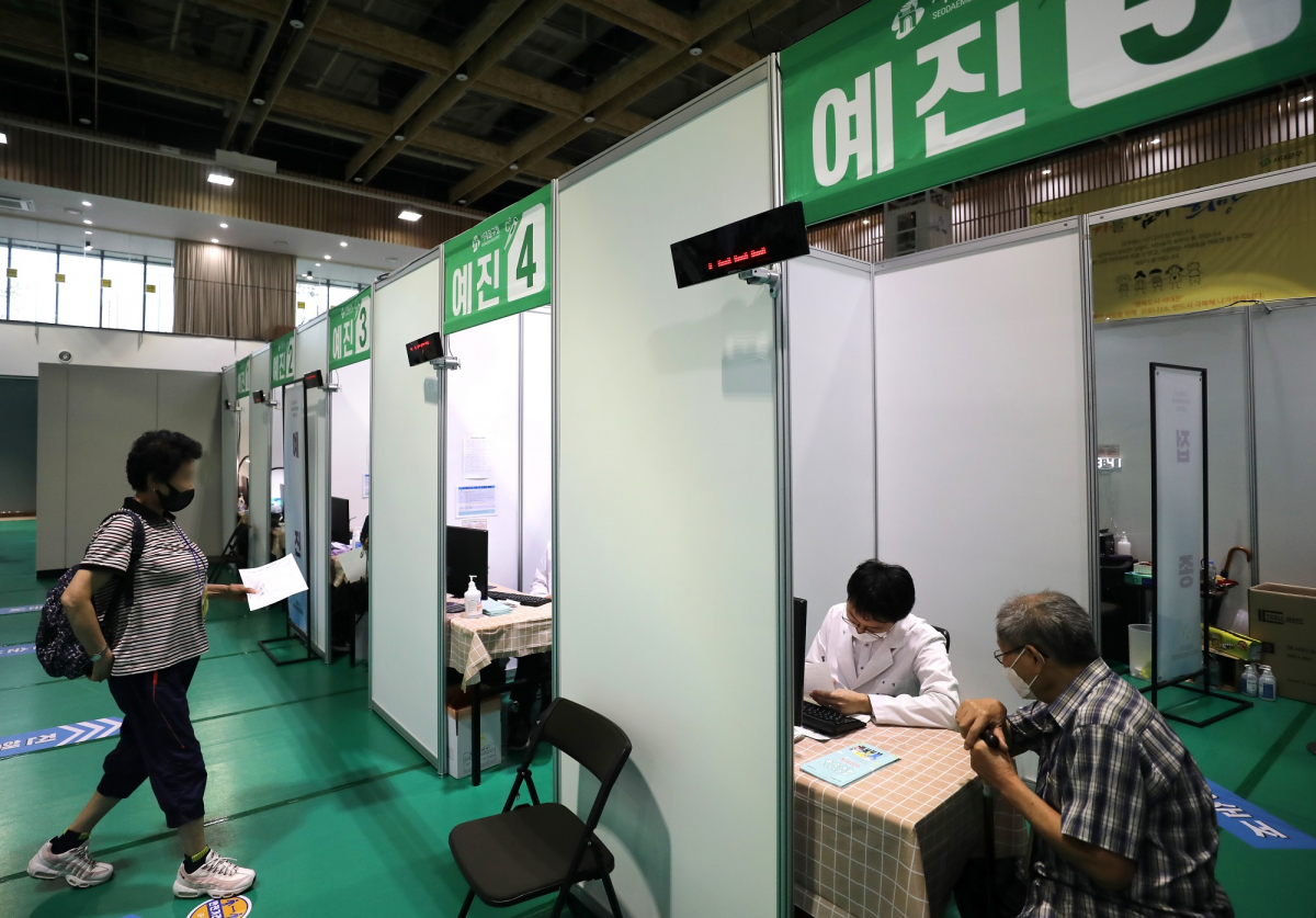 ▲3일 오후 서울 서대문구 북아현문화체육센터에 마련된 코로나19 예방접종센터에서 어르신들이 백신 접종에 앞서 예진을 받고 있다. 60세~74세 고령층 등을 대상으로 한 코로나19 백신 접종 사전 예약은 이날 종료된다. (뉴시스)