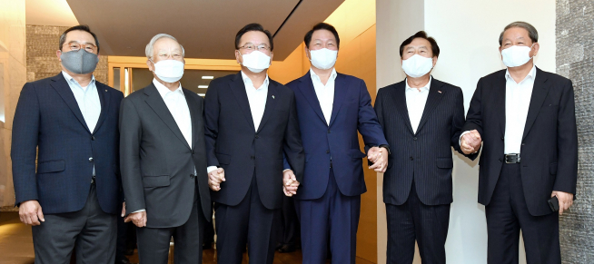 ▲구자열 한국무역협회 회장(왼쪽부터), 손경식 한국경영자총협회 회장, 김부겸 국무총리, 최태원 대한상공회의소 회장, 김기문 중소기업중앙회 회장, 강호갑 한국중견기업연합회 회장이 3일 서울 중구 대한상의회관에서 간담회를 갖고 기념촬영을 하고 있다. (사진제공=대한상공회의소)