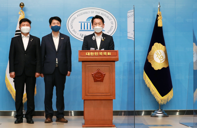 ▲<YONHAP PHOTO-2896> 문 대통령 간담회 결과 보고하는 민주당 초선의원들    (서울=연합뉴스) 진성철 기자 = 더불어민주당 초선 의원 모임 '더민초'의 운영위원장인 고영인 의원과 의원들이 3일 서울 여의도 국회 소통관에서 문재인 대통령과의 간담회 결과를 발표하고 있다. 2021.6.3    zjin@yna.co.kr/2021-06-03 13:45:41/<저작권자 ⓒ 1980-2021 ㈜연합뉴스. 무단 전재 재배포 금지.>