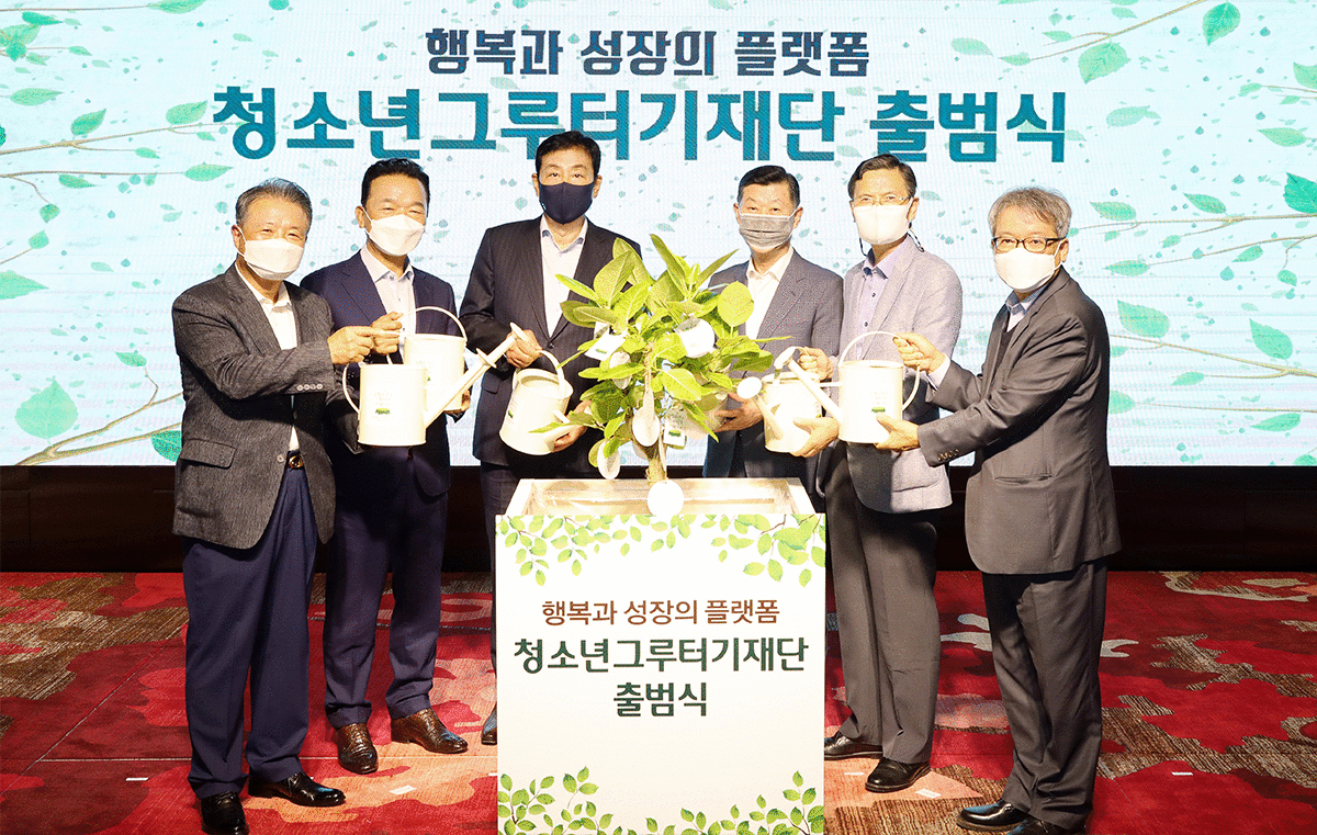 ▲3일 서울 마포구 홍대 앞에 위치한 ‘H-PULSE’에서 김정태 청소년그루터기재단 이사장(사진 왼쪽 세 번째, 하나금융그룹 회장)이 오찬석 재단 감사(사진 왼쪽 첫 번째, 전 한영회계법인 대표이사), 최금식 재단 이사(사진 왼쪽 두 번째, 선보공업 회장), 김홍국 재단 이사(사진 왼쪽 네 번째, 하림그룹 회장), 박상회 재단 이사(사진 왼쪽 다섯 번째, 자살예방한국연맹 연맹장), 허우성 재단 이사(사진 왼쪽 여섯 번째, 경희대학교 부설 비폭력연구소 소장)와 함께 기념 세레모니를 하고 있다.