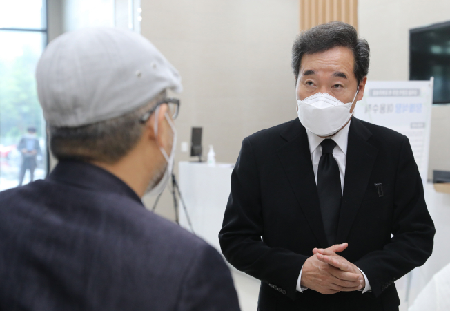 ▲더불어민주당 이낙연 전 대표가 3일 오후 경기도 성남시 국군수도병원 장례식장을 방문해 성추행 피해 신고 뒤 극단적인 선택을 한 공군 여성 부사관 유가족과 이야기를 나누고 있다. (연합뉴스)