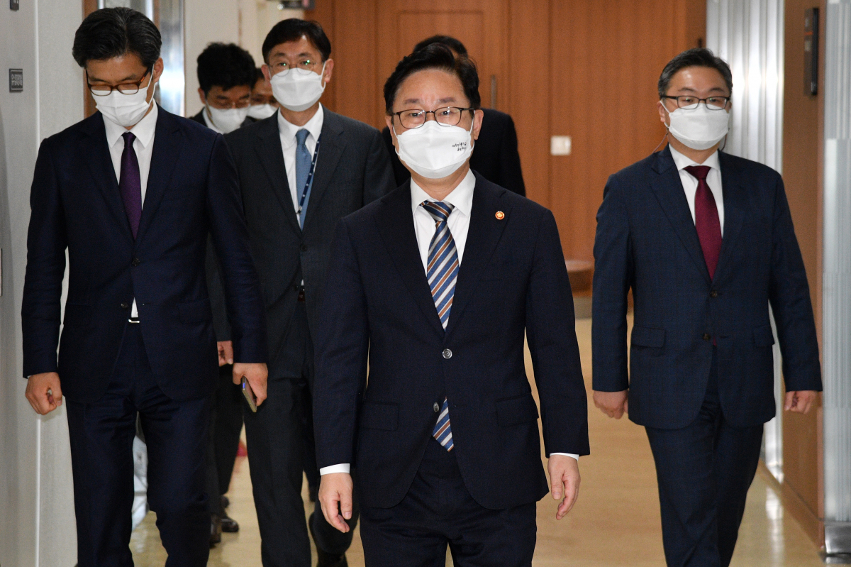 ▲박범계 법무부 장관이 3일 오후 서울 서초구 고등검찰청에서 김오수 검찰총장과 만나기 위해 이동하고 있다. (공동취재사진)