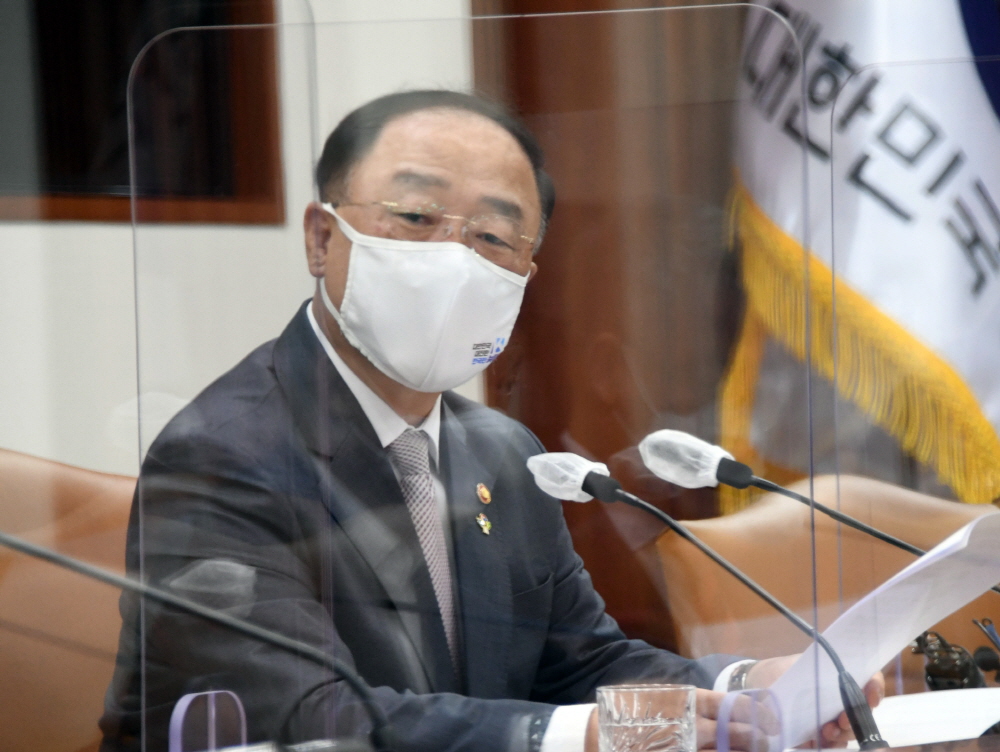 ▲홍남기 경제부총리 겸 기획재정부 장관이 6월 4일 서울 정부서울청사에서 열린 '연구기관장 및 투자은행 전문가 간담회'를 주재, 모두발언을 하고 있다. (사진제공=기획재정부)