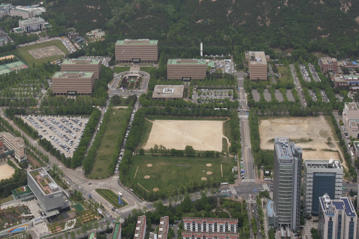 ▲정부 과천청사 건물 맞은편 운동장과 유휴부지. (사진제공=과천시)