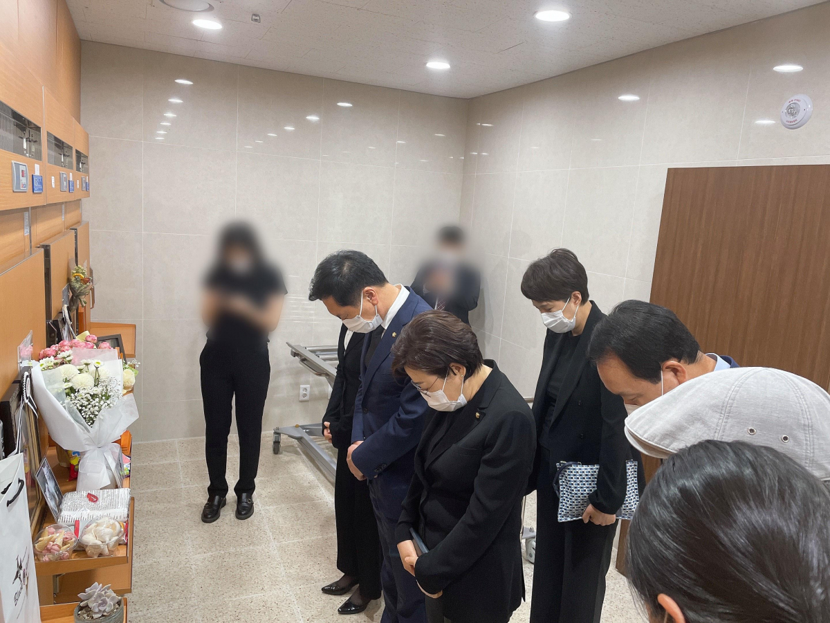 ▲국민의힘 김기현 대표 권한대행 겸 원내대표가 4일 성추행 피해 공군 부사관이 안치된 경기 성남시 국군수도병원 장례식장을 찾아 조문하고 있다. (사진제공=국민의힘)