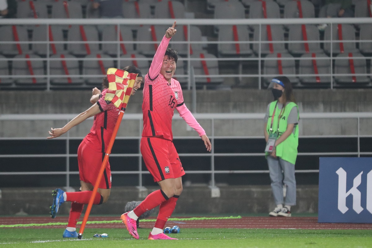 ▲황의조가 5일 고양종합운동장에서 열린 '2022 카타르월드컵 아시아지역 2차 예선' 투르크메니스탄과의 경기에서 전반 10분 헤딩 선제골을 기록한 뒤 환호하고 있다. (연합뉴스)