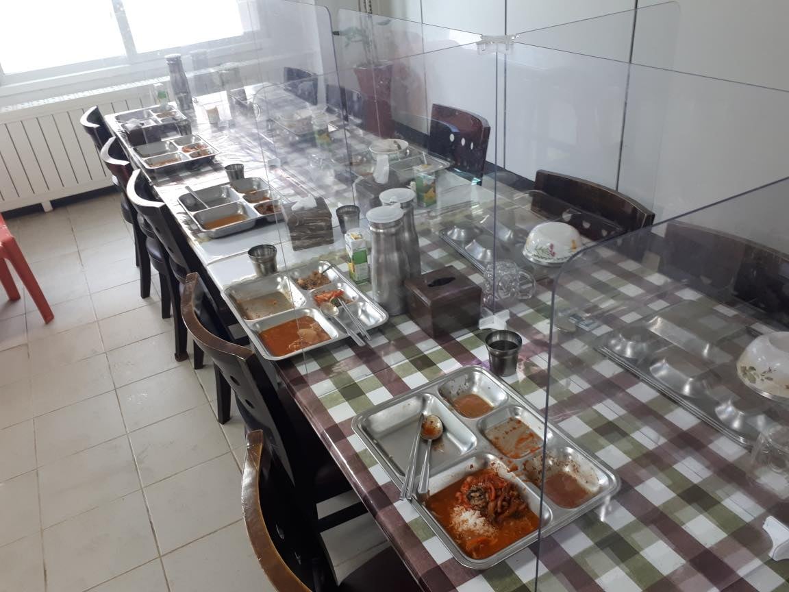 ▲강원 지역 한 육군 부대에서 간부들이 식사 뒤 식판을 그대로 놔두고 정리를 병사들에게 떠넘겼다는 폭로가 나와 육군이 사과했다.  (출처=페이스북 페이지 '육군훈련소 전해드립니다' 캡처)