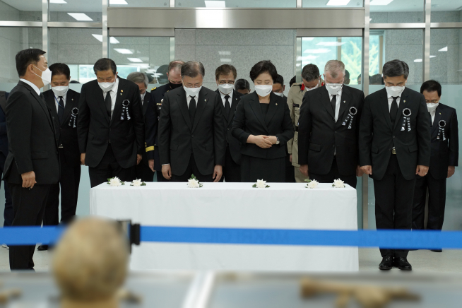 ▲문재인 대통령과 부인 김정숙 여사가 6일 서울 동작구 국방부 유해발굴감식단 신원확인센터에서 묵념하고 있다. (연합뉴스)