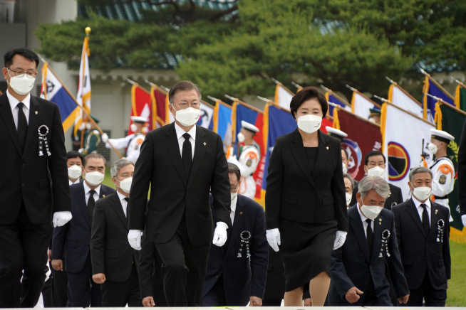 ▲문재인 대통령과 부인 김정숙 여사가 6일 오전 서울시 동작구 국립서울현충원에서 열린 제66회 현충일 추념식에 참석, 헌화 및 분향을 위해 현충탑으로 이동하고 있다.  (연합뉴스)