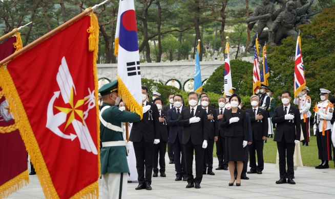 ▲문재인 대통령과 부인 김정숙 여사가 6일 오전 서울시 동작구 국립서울현충원에서 열린 제66회 현충일 추념식에 참석, 현충탑 참배를 마치고 돌아 나오며 국기에 경례하고 있다. (연합뉴스)
