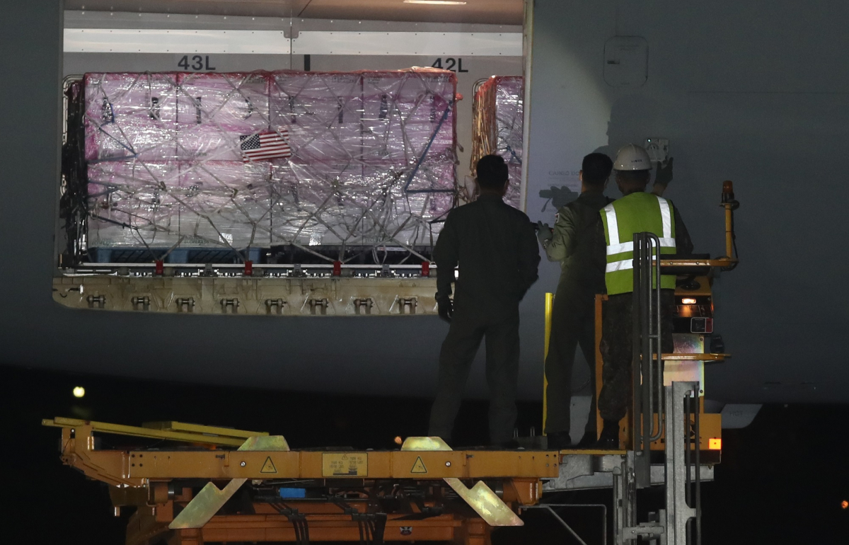 ▲사진공동취재단 = 얀센 백신 100만명 분이 실린 한국 공군 공중급유기 KC-330이 5일 새벽 경기 성남시 서울공항에 도착하고 있다. (뉴시스)