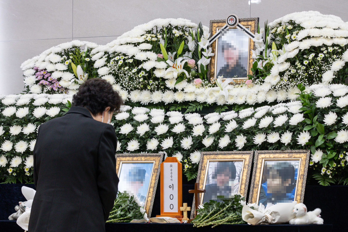 ▲6일 경기 성남 국군수도병원에 마련된 공군 성추행 피해 부사관 이모 중사의 빈소를 찾은 조문객이 조문을 하고 있다. (뉴시스)