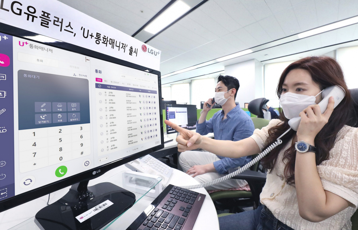 ▲LG유플러스 모델들이 ‘U+통화매니저’를 사용하고 있다. (사진제공=LG유플러스)