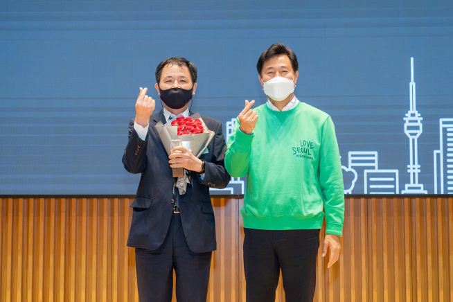 ▲4일 서울시 다목적홀에서 김용섭 효성티앤씨 대표이사(왼쪽)와 ‘리젠서울’이 활용된 플리츠마마의 러브서울 에디션 상의를 입고 있는 오세훈 서울시장. (사진제공=효성티앤씨)