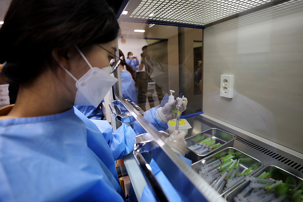 ▲ 7일 오전 서울 동작구 사당종합체육관에 마련된 예방접종센터에서 의료진이 화이자 백신을 소분하고 있다. (뉴시스)