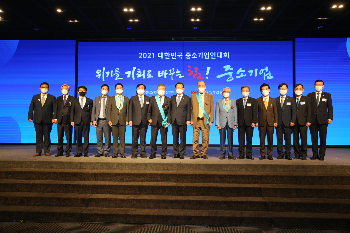 ▲7일 오후 여의도 소재 중소기업중앙회에서 열린 ‘2021년 대한민국 중소기업인 대회’에서 참석자들이 사진 촬영을 하고 있다. (왼쪽 6번째부터) 김기문 중기중앙회장, 박준흠 한황산업 대표이사, 김부겸 국무총리, 엄주섭 단해 대표이사. (사진제공=중소기업중앙회)