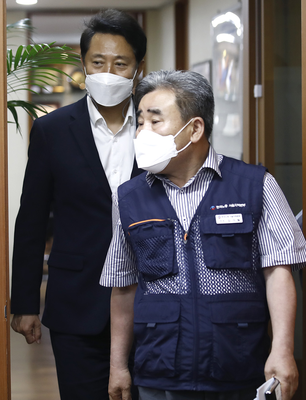 ▲오세훈 서울시장과 김기철 한국노총 서울지역본부 의장이 7일 서울 영등포구 한국노총 서울지역본부에서 열린 서울시장 초청 간담회에 참석하고 있다.  (뉴시스)