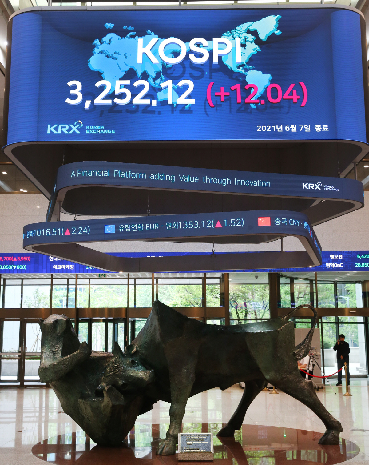 ▲한국거래소 로비 전경.
 (사진=한국거래소)