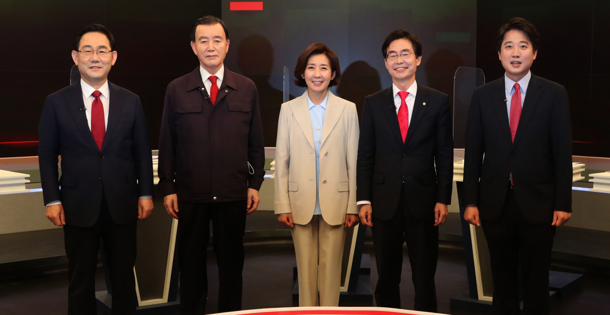 ▲국민의힘 당 대표 선거에 출마한 주호영(왼쪽부터), 홍문표, 나경원, 조경태, 이준석 후보가 7일 오후 서울 중구 태평로 TV조선 스튜디오에서 열린 토론회에 앞서 기념촬영을 하고 있다. (연합뉴스)