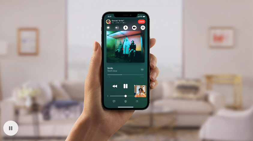 ▲페이스타임 도중 애플뮤직을 통해 음악을 공유하고 있다. 출처 애플뉴스룸