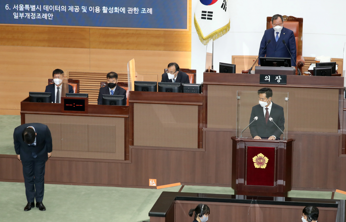 ▲세훈 서울시장이 지난달 4일 서울시의회에서 열린 제300회 임시회 제2차 본회의에서 간부소개를 하고 있다.  (뉴시스)