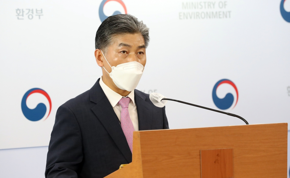 ▲8일 서흥원 온실가스종합정보센터장이 정부세종청사에서 2020년 국가 온실가스 잠정 배출량에 대해 브리핑하고 있다. (뉴시스)