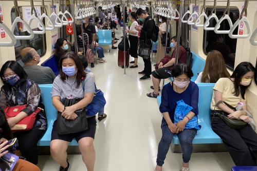 ▲신종 코로나바이러스 감염증(코로나19) 확산세가 심각한 대만에서 7일(현지시간) 마스크를 착용한 사람들이 지하철을 이용하고 있다. 타이페이/EPA연합뉴스
