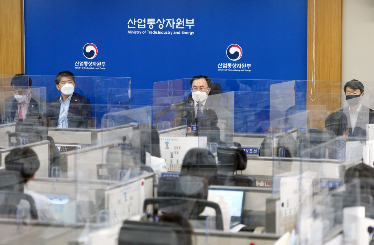 ▲문승욱 산업통상자원부 장관(연단 오른쪽 두번째)이 8일 산업부 기자실에서 간담회를 하고 있다. (사진제공=산업통상자원부)