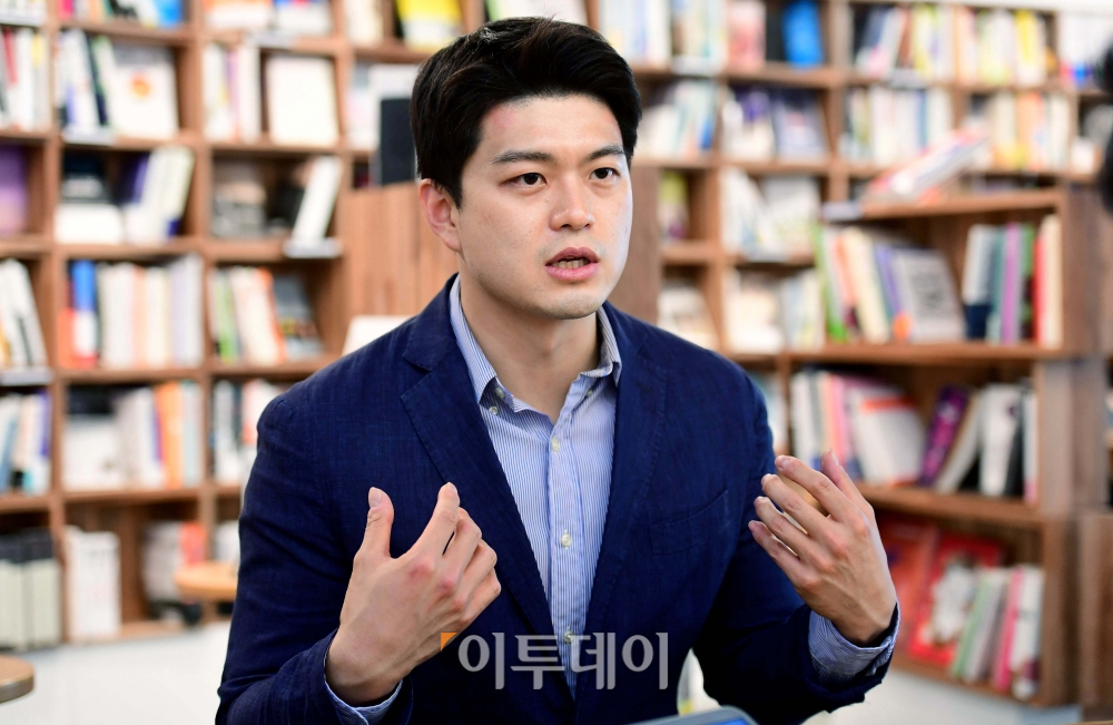 ▲김용태 국민의힘 청년최고위원 후보가 8일 서울 여의도 정치카페 하우스에서 이투데이와 인터뷰를 갖고 있다. (신태현 기자 holjjak@)