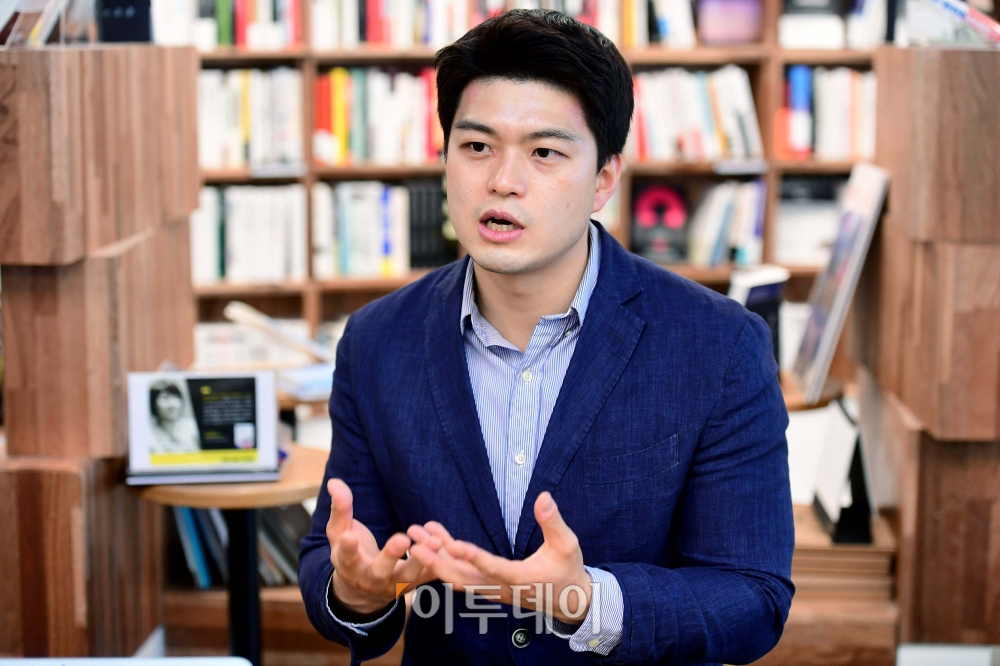 ▲김용태 국민의힘 청년최고위원 후보가 8일 서울 여의도 정치카페 하우스에서 이투데이와 인터뷰를 갖고 있다. (신태현 기자 holjjak@)