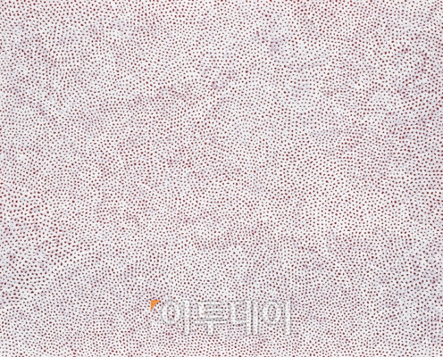 ▲일본 거장 구사마 야요이가 무수한 선으로 그물 형상을 그린 2010년작 'Infinity Nets(GKSG)'. 23억원에 낙찰받은 사람은 MZ세대였다.  (사진=서울옥션)