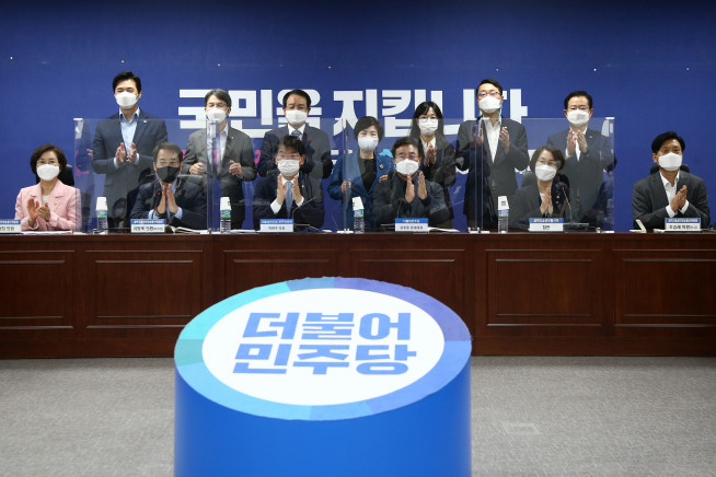 ▲더불어민주당 윤호중 원내대표와 임혜숙 과학기술정보통신부 장관 등이 9일 서울 여의도 국회 의원회관에서 한·미 정상회담에 따른 과학기술 이행현황과 향후 계획을 논의를 위해 열린 당·정·청 협의에서 기념촬영을 하고 있다. (연합뉴스)