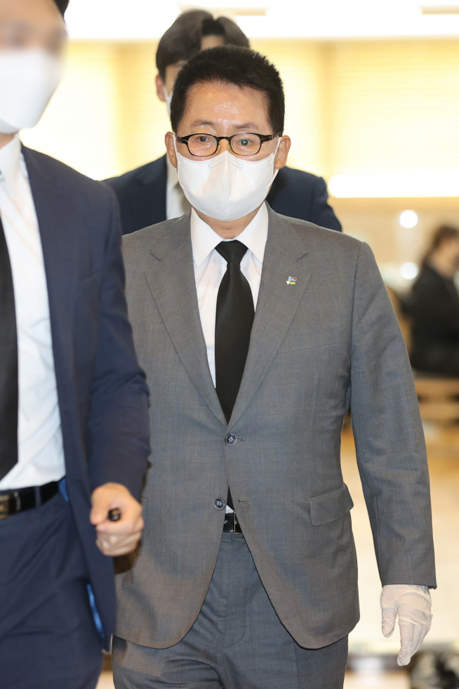 ▲박지원 국가정보원장이 8일 오후 서울아산병원 장례식장에 마련된 고(故) 유상철 전 인천 유나이티드 감독의 빈소에서 조문을 마친 뒤 자리를 이동하고 있다.  유 전 감독은 지난 2019년 췌장암 진단을 받고 치료에 전념해오다 지난 7일 별세했다.  (연합뉴스)