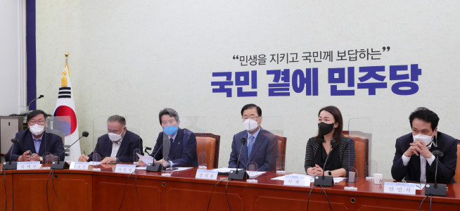 ▲이인영 통일부 장관(왼쪽 세번째)이 9일 서울 여의도 국회에서 열린 더불어민주당 외교통일위원회 당정협의에서 발언하고 있다.   (연합뉴스)