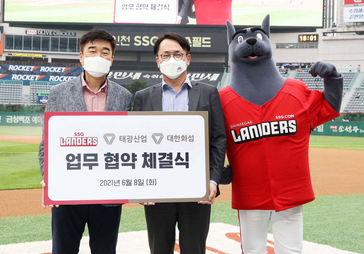 ▲박재용(가운데) 태광산업ㆍ대한화섬 대표이사와 민경삼(왼쪽) SSG랜더스 대표이사가 8일 인천 SSG 랜더스필드에서 '친환경 마케팅 업무협약(MOU)'을 맺은 뒤 기념사진을 찍고 있다. (사진제공=태광그룹)