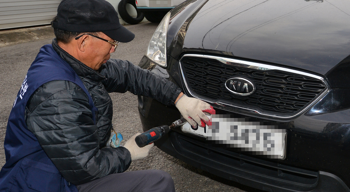 ▲광주 서구청 세무2과 공무원들이 27일 오전 광주 서구 쌍촌동 일대 주택가에서 자동차세 상습 체납 차량의 번호판을 영치하고 있다. 2019.11.27.wisdom21@newsis.com (뉴시스)