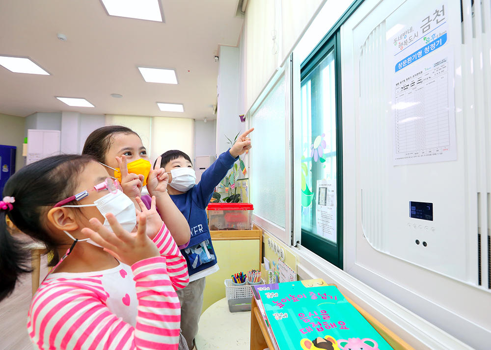 ▲미세먼지 집중관리구역에 설치된 창호부착형 환기시스템. (사진제공=서울시)