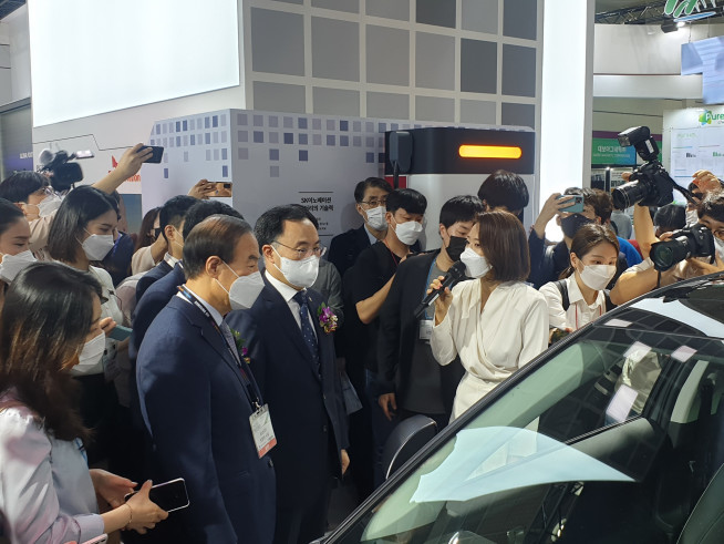 ▲문승욱 산업통상자원부 장관(가운데)이 9일 오전 서울 강남구 코엑스에서 열린 배터리 산업 전시회 '인터배터리(Inter Battery) 2021'에서 전기차 배터리에 관한 설명을 듣고 있다. (김대영 기자 kdy@)