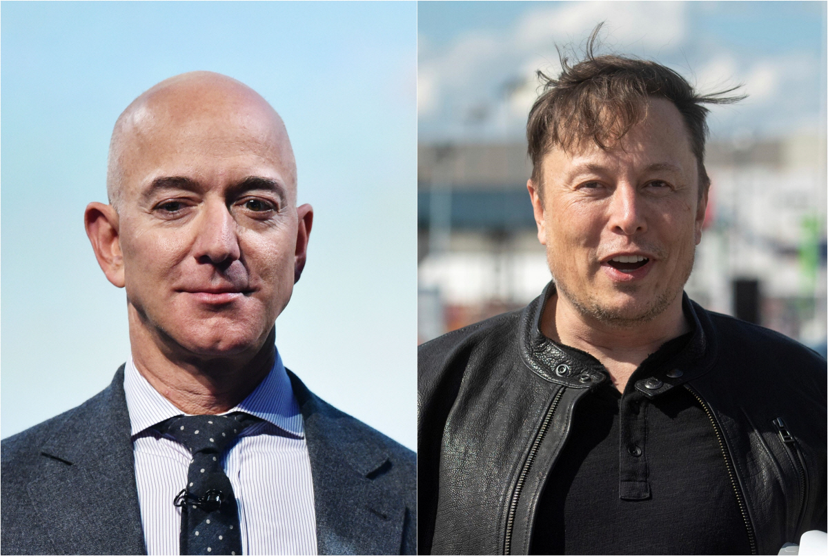 ▲제프 베이조스(왼쪽) 아마존 최고경영자(CEO)와 일론 머스크 테슬라 CEO. AP·AFP연합뉴스